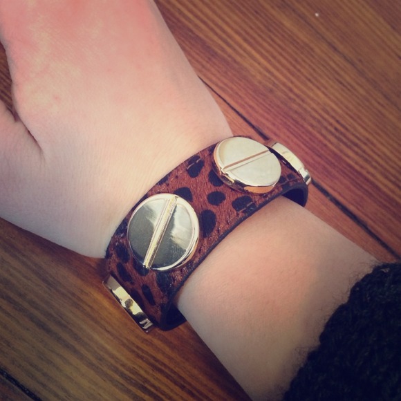 Leopard print bracelet with gold studs - Picture 1 of 4