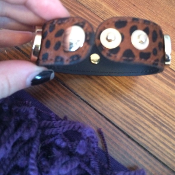 Leopard print bracelet with gold studs - Picture 2 of 4