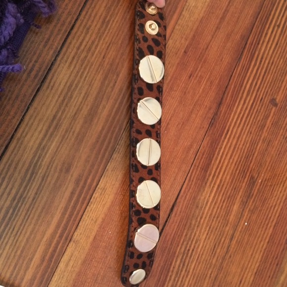 Leopard print bracelet with gold studs - Picture 3 of 4