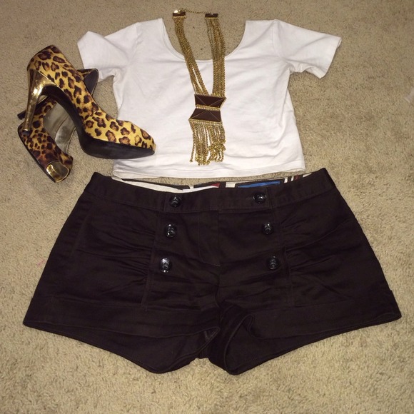 Shorts dark brown with buttons