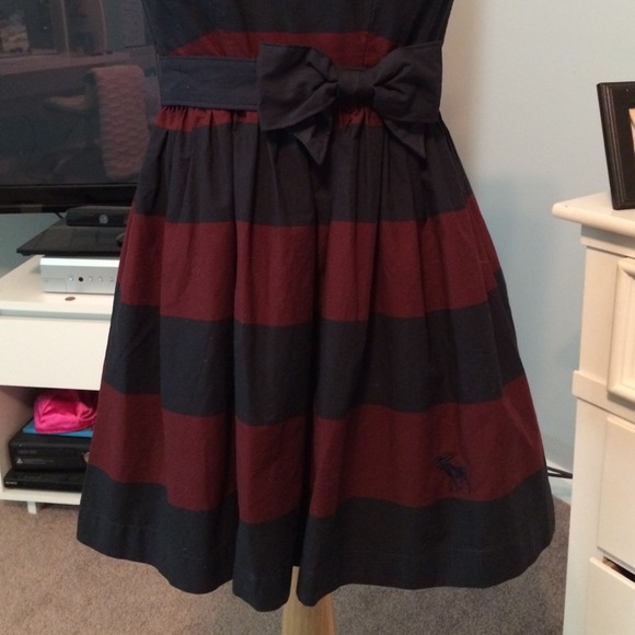 Abercrombie and Fitch striped dress with snap bow. - Picture 2 of 4