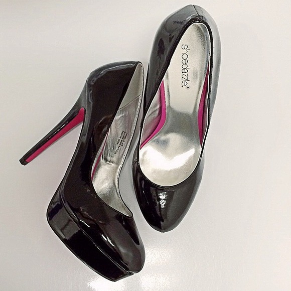 BLACK PATENT  PUMPS - Picture 2 of 4