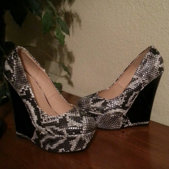 Never worn!!!