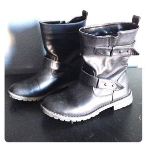 Black size 7 moto boots
