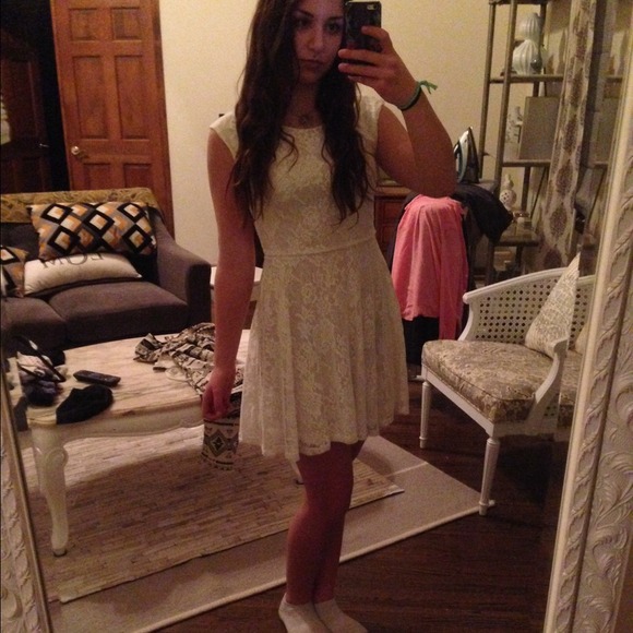 ❌SOLD❌Lace skater dress - Picture 2 of 4