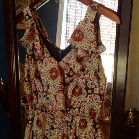 BUNDLED! Ruffled romper - Picture 2 of 4