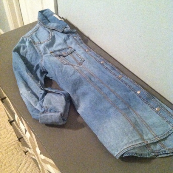 🚫Sold in Bundle🚫Denim Button Up - Picture 2 of 4