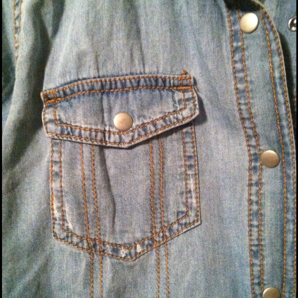 🚫Sold in Bundle🚫Denim Button Up - Picture 3 of 4