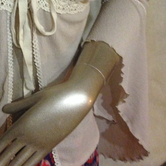 RESERVEDBeautiful Flowy Top Gorgeous Feel Fabric🌼 - Picture 2 of 4