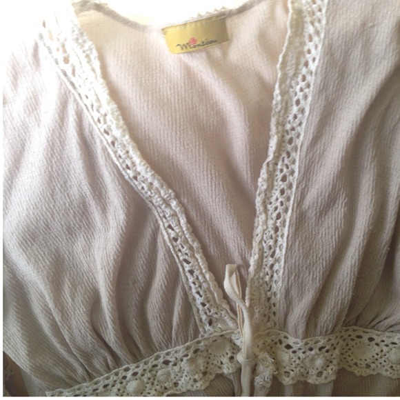 RESERVEDBeautiful Flowy Top Gorgeous Feel Fabric🌼 - Picture 3 of 4