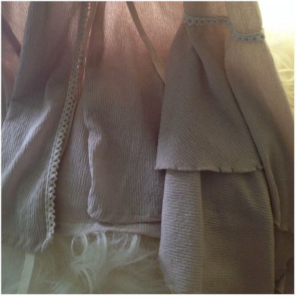 RESERVEDBeautiful Flowy Top Gorgeous Feel Fabric🌼 - Picture 4 of 4