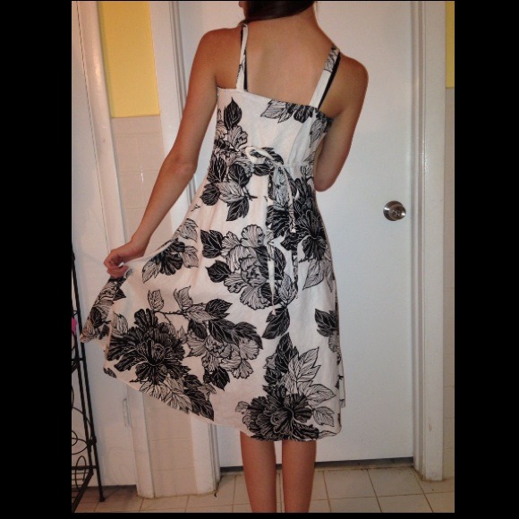 🚫SOLD🚫White Summer Dress with Leaf Print - Picture 2 of 3