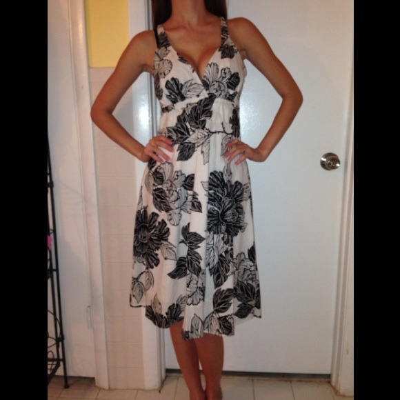 🚫SOLD🚫White Summer Dress with Leaf Print - Picture 3 of 3