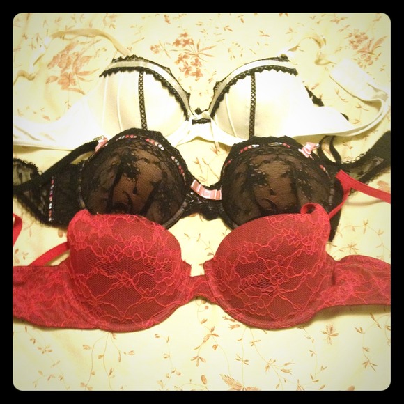 Lot of bras. Super cute. 34b/34A all three!!