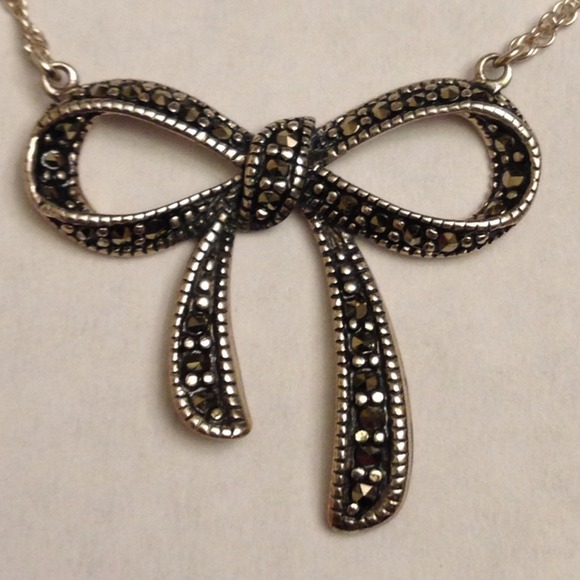 Bow Necklace