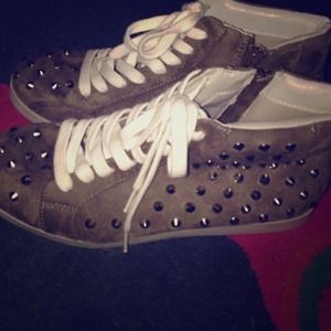 ❗️SOLD❗️Grey suede studded sneakers