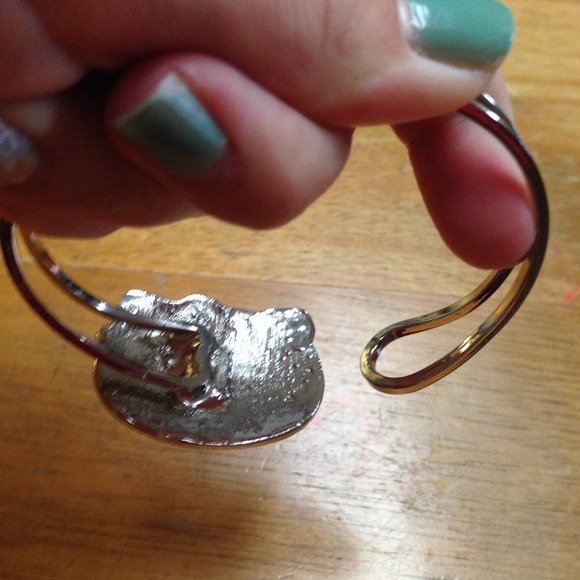 🎀FREE WITH ANY PURCHASE🎀 Hello Kitty Bracelet - Picture 3 of 4