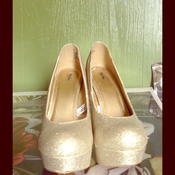 Platform sparkly gold heels