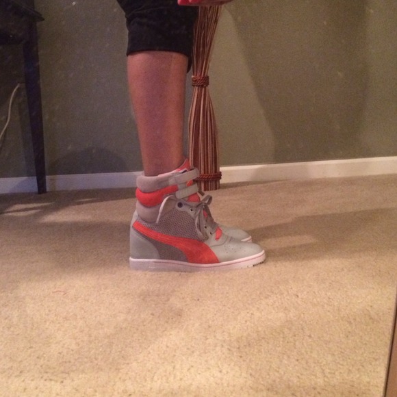 SOLD....High top Puma's