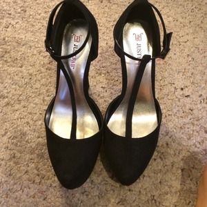 5" T strap platform pumps