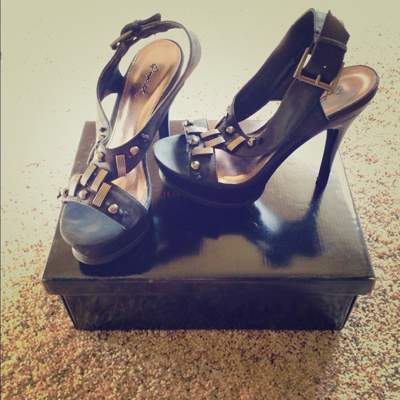 Black heals. With cute design. GREAT FOR SPRING.