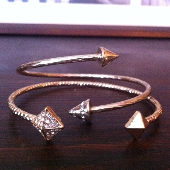 Jewelry - Bracelet Set of 2 Goldtone