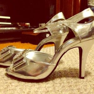 Beautiful bridal shoes!