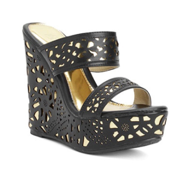 Shoes - 🎉HOST PICK🎉BLACK GOLD WEDGES