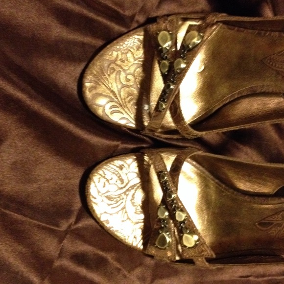 Beautify gold shoes!! - Picture 2 of 4