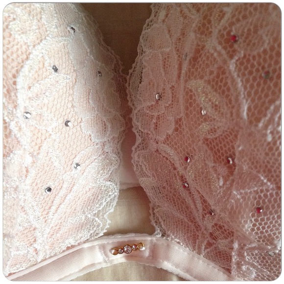 BNWOT Victoria's Secret bra with lace and crystal - Picture 3 of 4