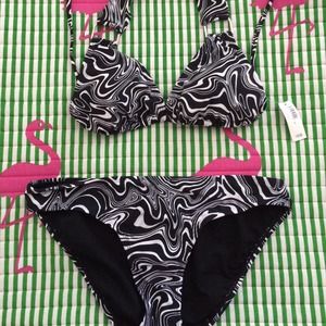Cute blk & wht bikini!!!