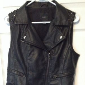 💙 Forever 21 leather vest size L 💙