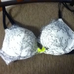 Victoria's Secret pushup bra super cute! Nwot