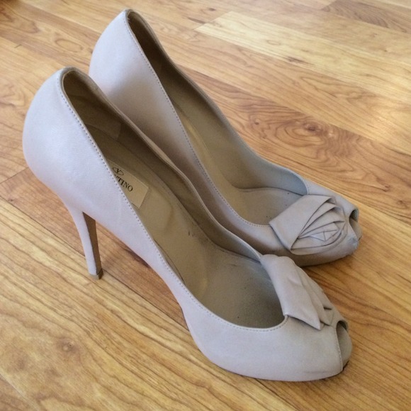 Gorgeous Valentino light rose/petal colored heels!