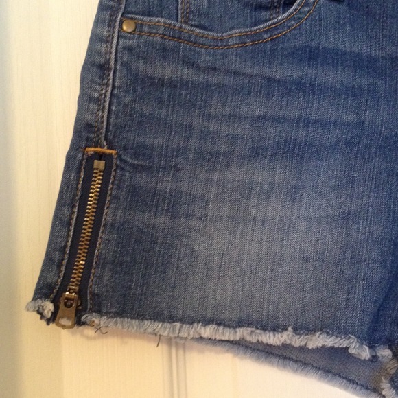 💖Reduced💖 GAP denim shorts with zipper accents! - Picture 2 of 3