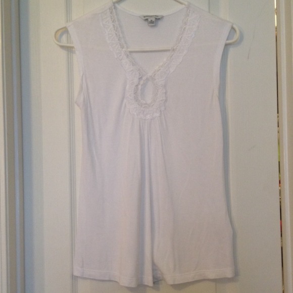 Banana Republic Tops - 💖Reduced💖 White tank with keyhole design!