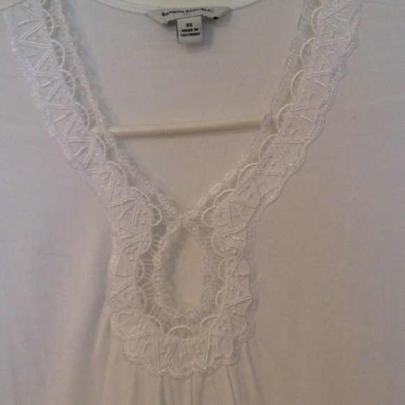 💖Reduced💖 White tank with keyhole design! - Picture 2 of 3