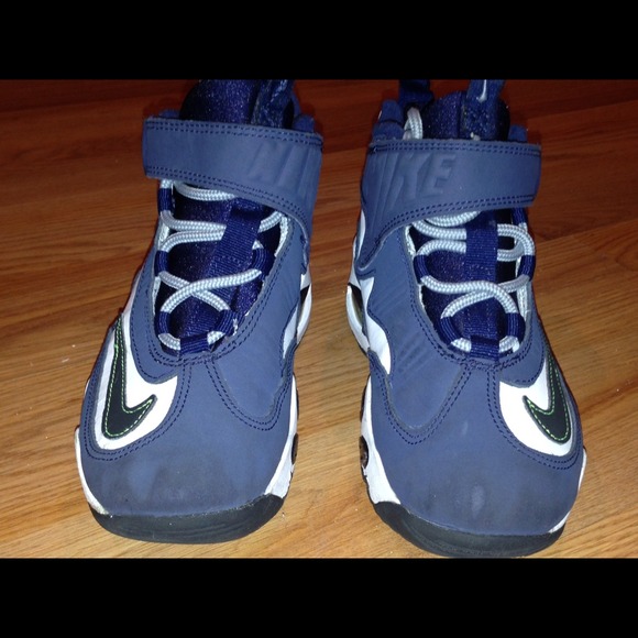 Nike's - Picture 2 of 4