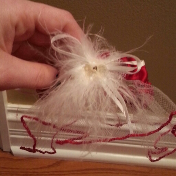 Red garter - Picture 3 of 3