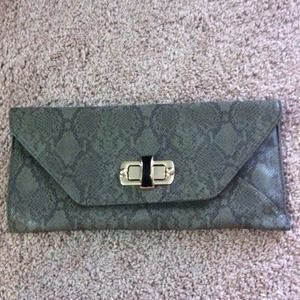 Snake print gray clutch.