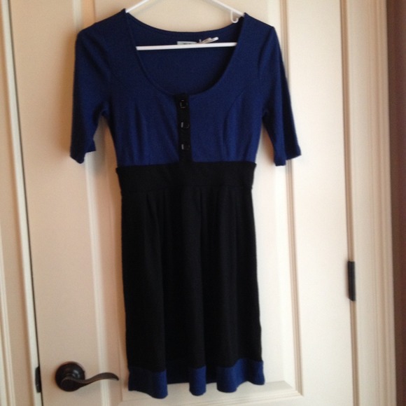 Black and blue 3/4 sleeve dress