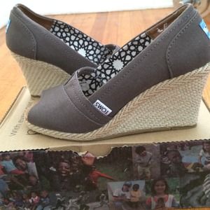 Toms wedge ash canvas