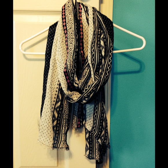 ❌SOLD❌American Eagle - Tribal Print Scarf