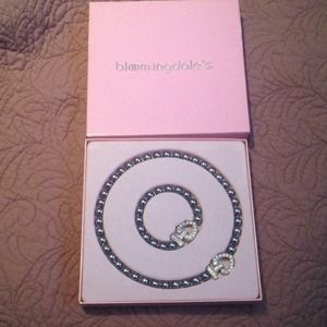 Bloomingdale's - pearl necklace and bracket set