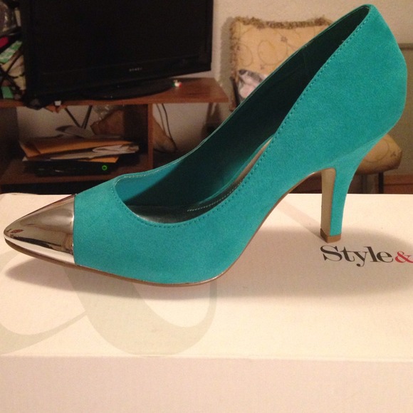 Beautiful metal toe suede pump