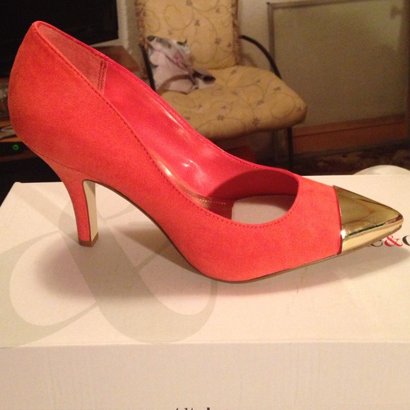 Beautiful metal toe suede pump