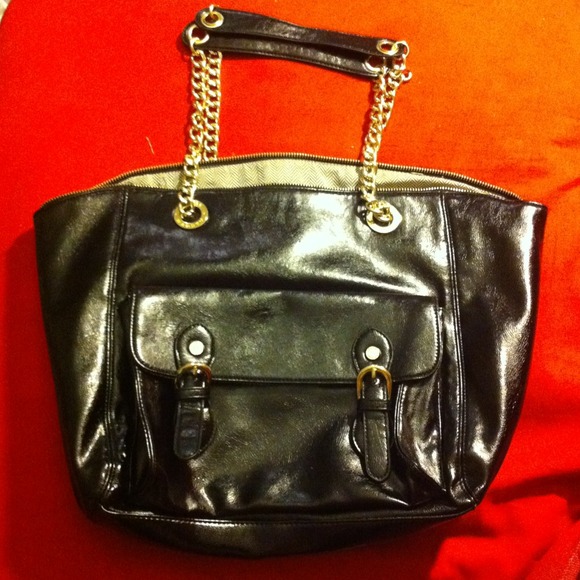 Steve Madden hand bag in lustrous black!!