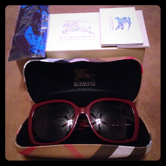 💥MARK DOWN AGAIN💥Classic Bordeaux Burberry 😎👓