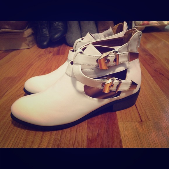 White cut out booties - Picture 1 of 4