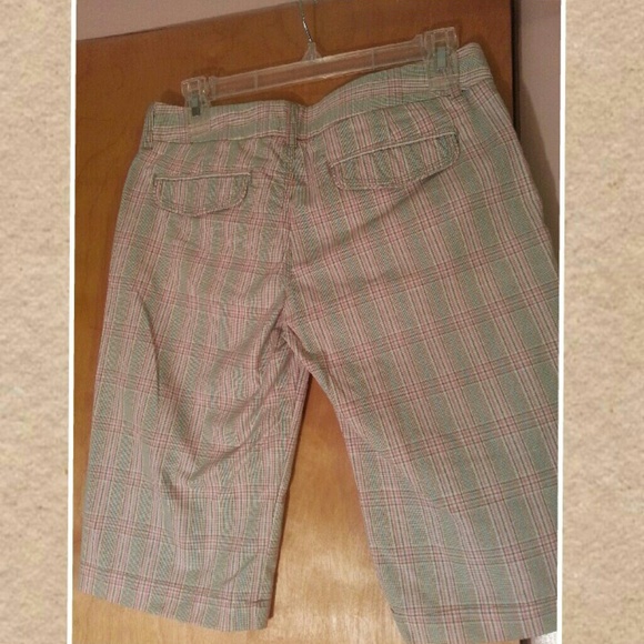 NWT Volcom Capri's. Size 3. - Picture 2 of 4